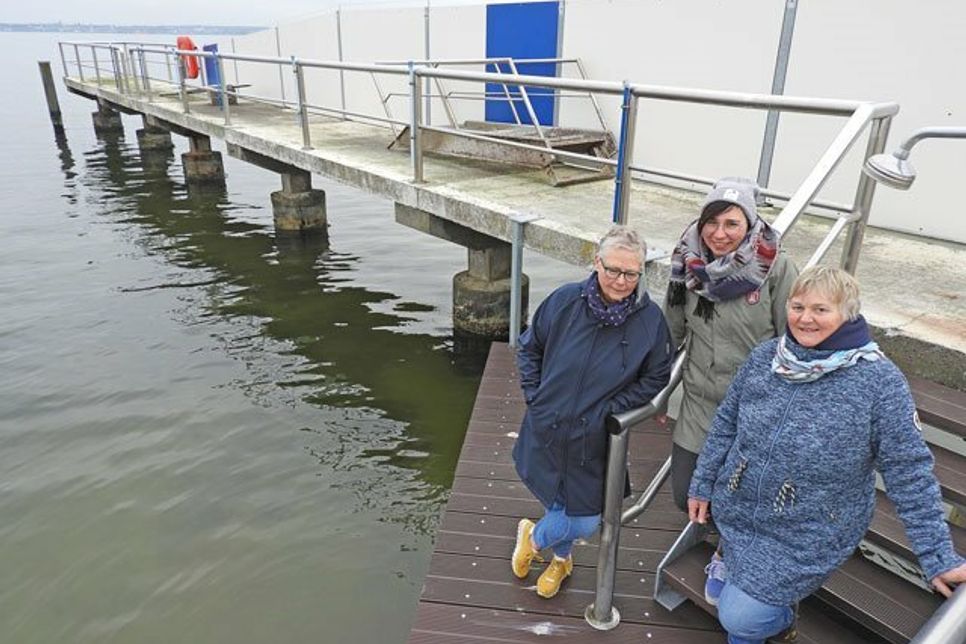 Die neue Treppe ist da, der (Bade-)Sommer kann kommen - und mit ihm hoffentlich eine Handvoll Rettungsschwimmerinnen und Rettungsschwimmer, die in der Seebadeanstalt in Heikendorf verantwortungsvoll wachen. „Ohne zusätzliche Aufsichtskräfte nämlich ist der Betrieb schwer zu organisieren“, wissen Christiane Losse, Laura Wienroth und Sigrun Dohlmann-Zimat (v.re.)