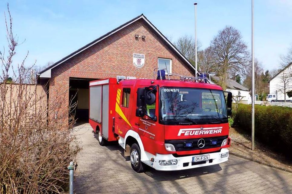 Kinder- und Dorffest in Schürsdorf: Für alle Kinder, die vielleicht einmal Feuerwehrmänner oder Feuerwehrfrauen werden möchten, besteht die Möglichkeit, eine kleine „Einsatzfahrt“ auf dem Feuerwehrauto mitzuerleben.