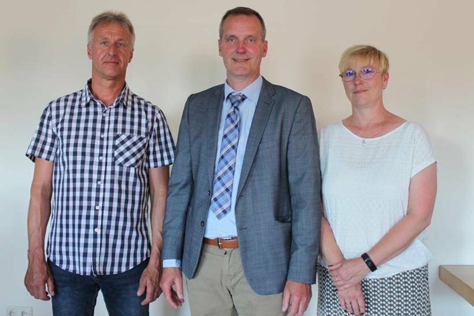 Der wiedergewählte Bürgermeister Sven Prüss (Mi.) mit 1. Stellvertreter Mario Nickel und 2. Stellvertreterin Nicole Eckloff.
