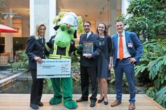 Große Freude bei Sandra Helbich (v. lks), Flori Feuer (Frank Heinemeier), Markus Thiel und Ehefrau Tanja nach der Siegerehrung am Montagabend in Bremen mit Feuerwehr-Magazin-Chefredakteur Jan-Erik Hegemann: Die Ratekauer Aktion zur Mitgliedergewinnung mit „Flori Feuer“ belegte den 2. Platz.