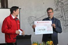 Marcus Path überreichte einen Scheck der Sparkasse Holstein.