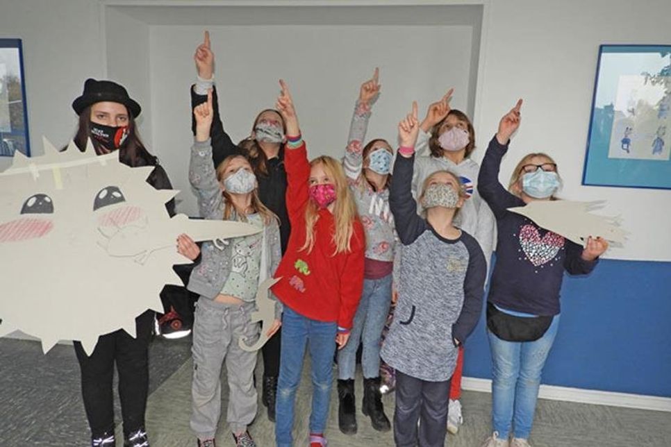 Guckt mal, was an der Decke prangt: In den Herbstfeiren verwandelten zehn Kinder und Jugendlich den Schulflur in ein lebendiges Meer.