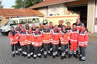 Eine sympathische Truppe: die DRK-Bereitschaftsmitglieder vor ihrer Unterkunft am Holmer Weg.