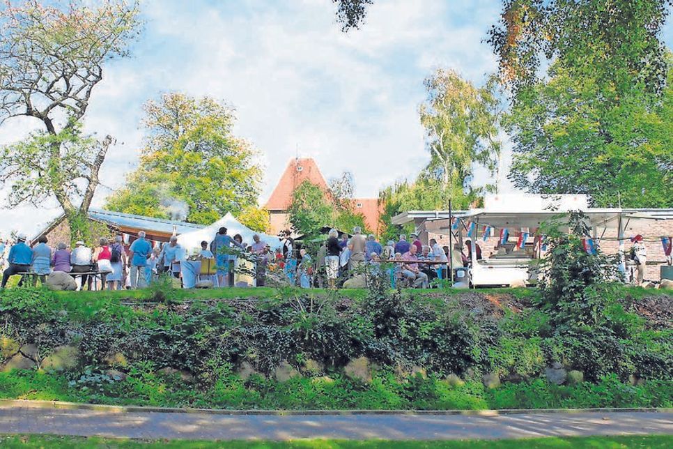 Der Erlös vom Erntefest kommt dem Hilfsfonds für hilfsbedürftige Kinder, Jugendliche, Familien und Flüchtlinge in Grömitz zugute.