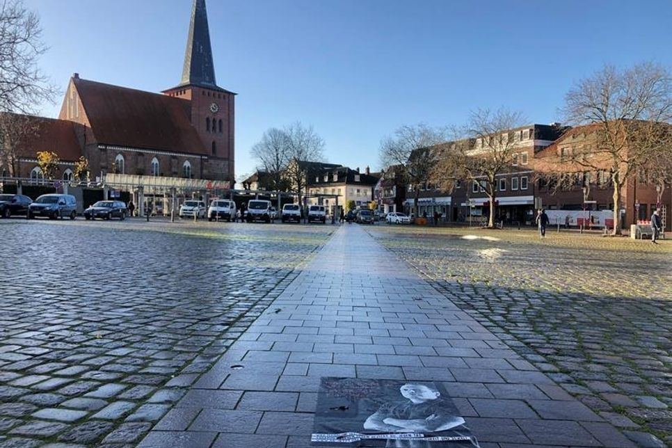 In Neustadt machen Bodenaufkleber und Plakate auf das Thema Gewalt gegen Frauen aufmerksam.