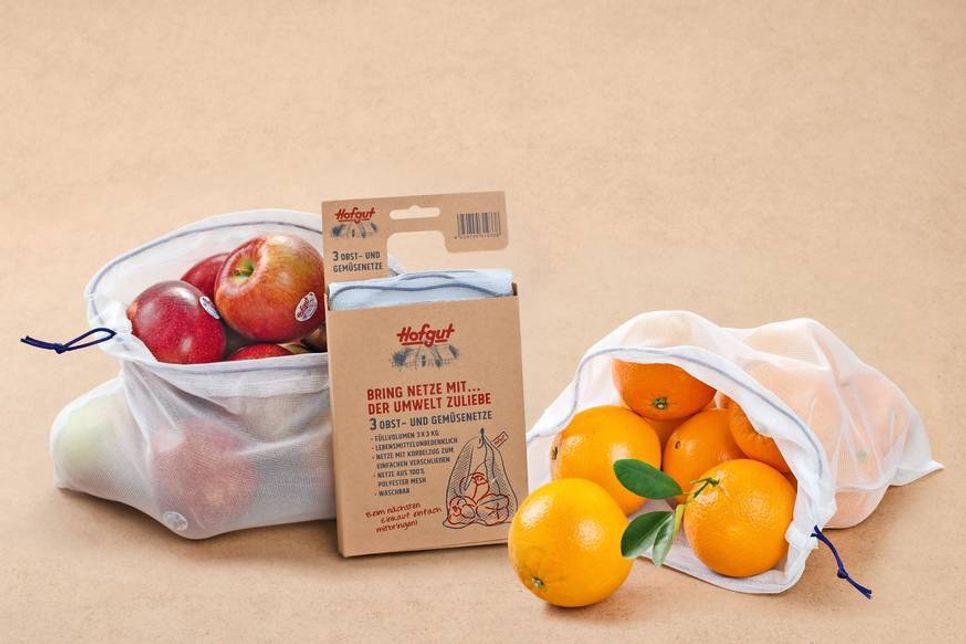 Mit Netzen aus Polyester Mesh bietet famila seinen Kunden eine bequeme Möglichkeit zur Plastikmüllvermeidung.