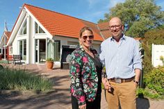 Ellen und Christian Schwerin vor dem erweiterten Rezeptionsgebäude. Im Hintergrund sieht man gut, welcher Teil des Daches neu ist.