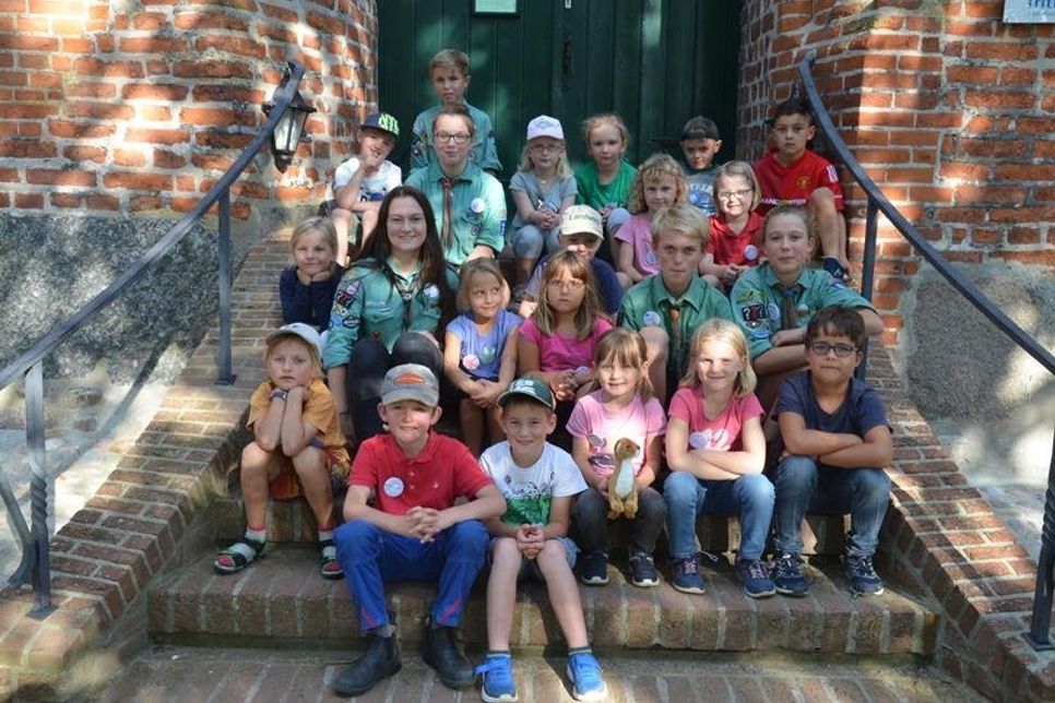 Erste Gruppenstunde der Hermeline vor der Gruber St. Jürgen Kirche.