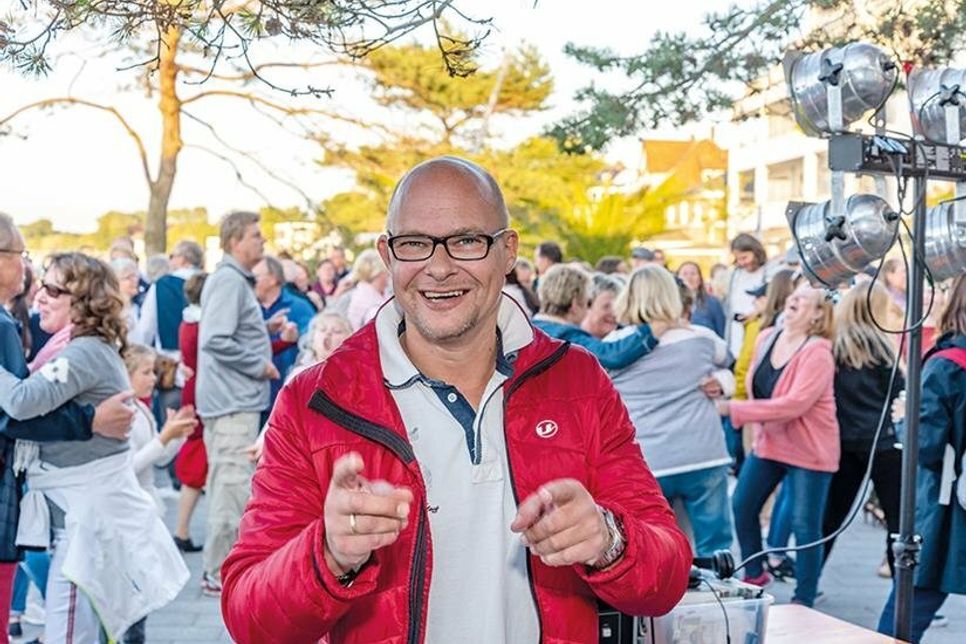 Niendorfs Kult-DJ René Kleinschmidt legt seit 1990 seinen bunten Musik-Mix auf und präsentiert seit 2015 "Tanzen am Meer".