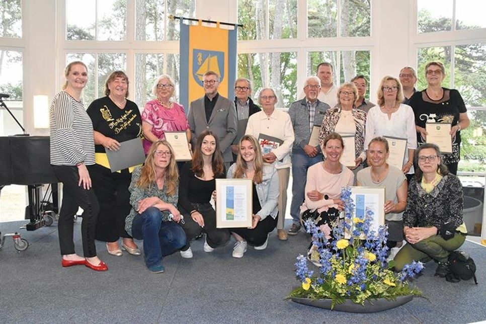 Die anwesenden Geehrten im sozialgesellschaftlichen Bereich und die Preisträger des Umwelt- und Klimaschutzpreises mit Bürgervorsteherin Anja Evers und Bürgermeister Sven Partheil-Böhnke.