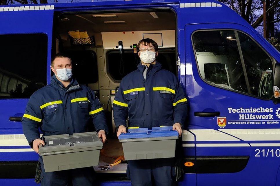 Am Sonntag wurde das Impfzentrum Bad Oldesloe durch die Neustädter THW-Helfer Max Menge und Tim Schulenburg (v. lks.) mit Impfstoff versorgt.