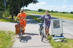 Stockelsdorfs Bürgermeisterin Julia Samtleben an der Messstelle, die von Martin Jungenkröger und seinen  Kollegen vom Bauhof der Gemeinde am Rensefelder Weg aufgebaut wurde.