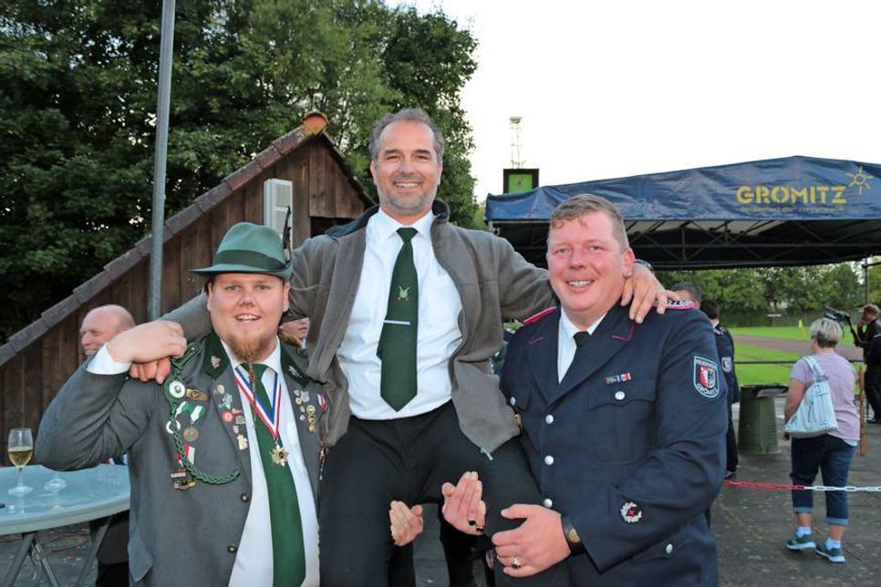 Letztes Jahr ließen Jan-Patrick Stender (lks.) und Löschmeister Oliver Storm den Bürgerkönig Alexander Krupp hochleben.