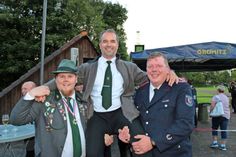 Letztes Jahr ließen Jan-Patrick Stender (lks.) und Löschmeister Oliver Storm den Bürgerkönig Alexander Krupp hochleben.