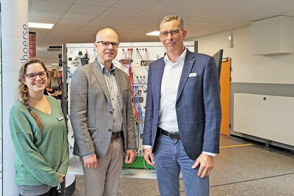 Bildungsbegleiterin Nele Fleischer, Christoph Salewski und Markus Dusch freuen sich über das große Angebot an Ausstellern