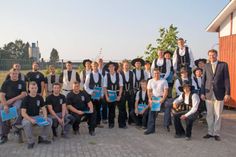 Die freigesprochenen Junggesellen in Zunftkleidung mit Innungsobermeister Ralf Hoffmann.