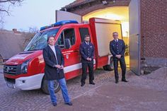Bürgermeisterin Tanja Rönck gratuliert dem neuen Führungsduo: Ortswehrführer  Sören Hansen und sein Stellvertreter Sven Fritzke sind die neue Hoffnung der  Freiwilligen Feuerwehr Neukirchen (von links)