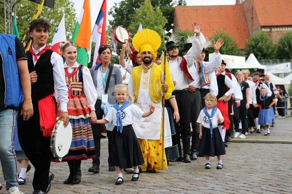 Nach dem Einmarsch der 12 Gruppen aus Europa, Asien, Nord- und Mittelamerika folgten die schönsten Tänze und Darbietungen aller Gruppen.