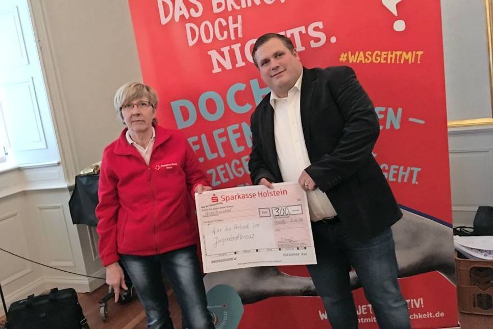 Die Leiterin des DRK-Ortsvereins Lensahn, Ingrid Graaf, überreichte Heiko Hahn als Dank und Anerkennung einen symbolischen Scheck in Höhe von 300 Euro für die Jugendrotkreuzarbeit.