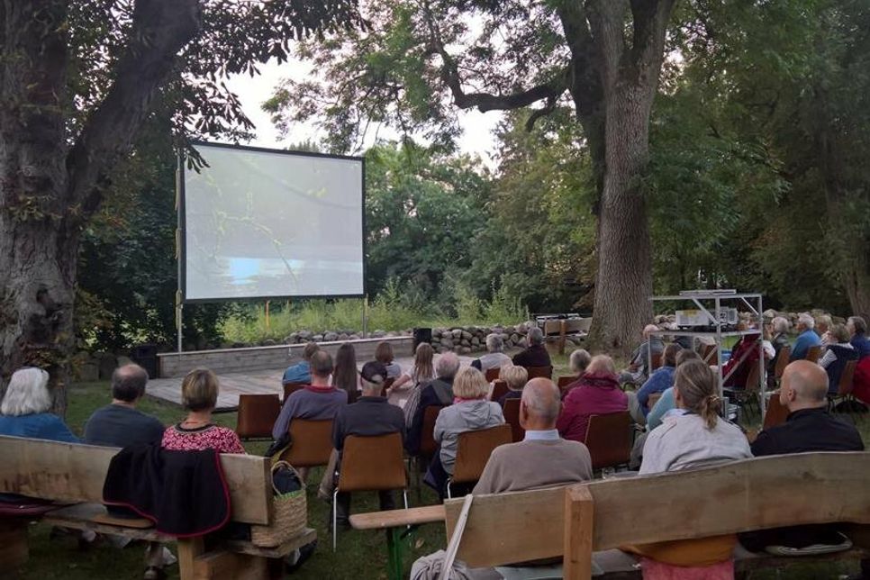 Mit „Magie der Moore“ wird der Kino-Sommer 2022 im Naturerlebnisraum „Pfarrhof Schönwalde“ am 3. September um 20 Uhr fortgesetzt. Schon zum Auftakt waren zahlreiche Fans von Naturfilmen zum Open-Air-Genuss auf den Pfarrhof gekommen. Frisches Popcorn vom Pfadfinderstamm „Swentana“ machte das Kinoerlebnis perfekt.