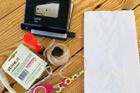 Man braucht nur wenige „Zutaten“ um einen Tütenstern herzustellen. Die markierte Fläche zeigt die Klebespur.