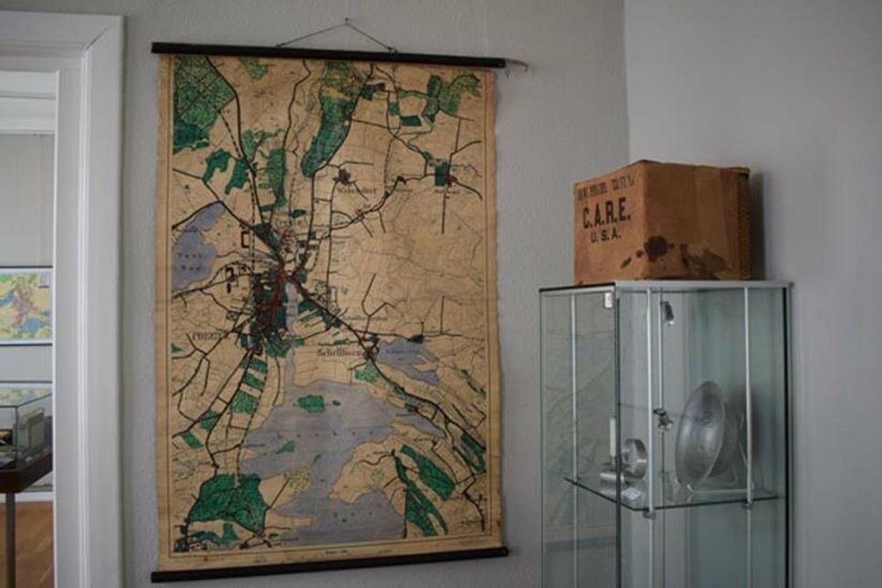 Eine alte Preetzer Flurkarte gehört ebenso in die historisch bewegte Zeit ab 1870, wie das Care-Paket aus der Zeit nach dem 2. Weltkrieg (re.)