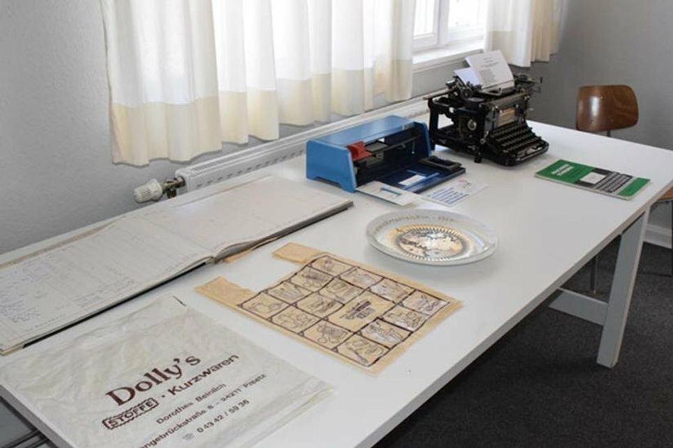 Rechnungsbücher, Einkaufstüten, eine alte Schreib- und Adressiermaschine geben im Heimatmuseum Preetz einen eindrucksvollen Einblick, in die Lebensumstände vergangener Generationen
