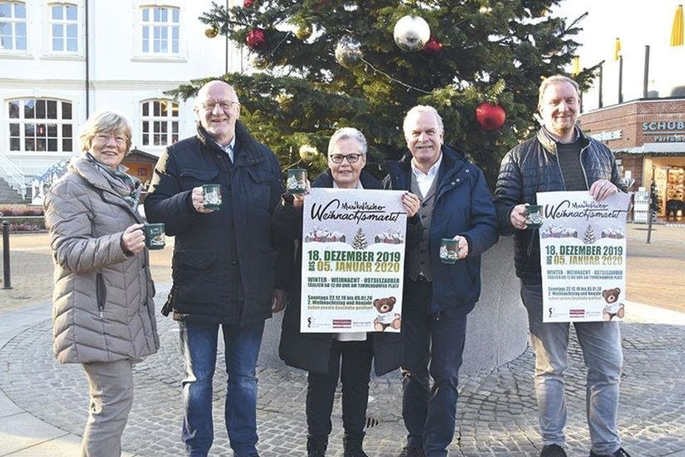 Barbara Bergmann von Kinderherz e.V. (links) freut sich mit Heinz Meyer, Rotraud Schwarz, Mike Lindner und Frank Berger von der Aktivgruppe Timmendorfer Strand auf die Eröffnung des „Musikalischen Weihnachtsmarktes“ am kommenden Mittwoch.