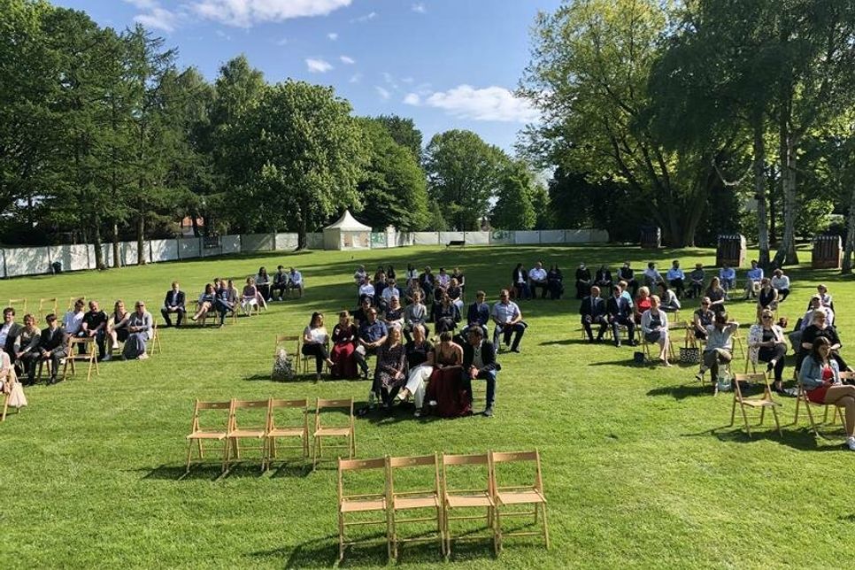 Unter freiem Himmel im Kurpark fand die Abschlussfeier der Gemeinschaftsschule Grömitz statt.