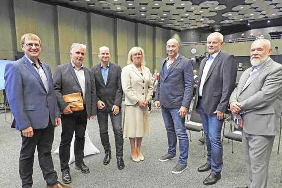 Eutin hat die Wahl zwischen diesen sechs Männern und dieser Frau: Michael Kasch, Sven Radestock, Olaf Bentke, Elfi-Jacqueline Meyer, Daniel Hettwich, Sascha Clasen und Christoph Müller (v.li.)