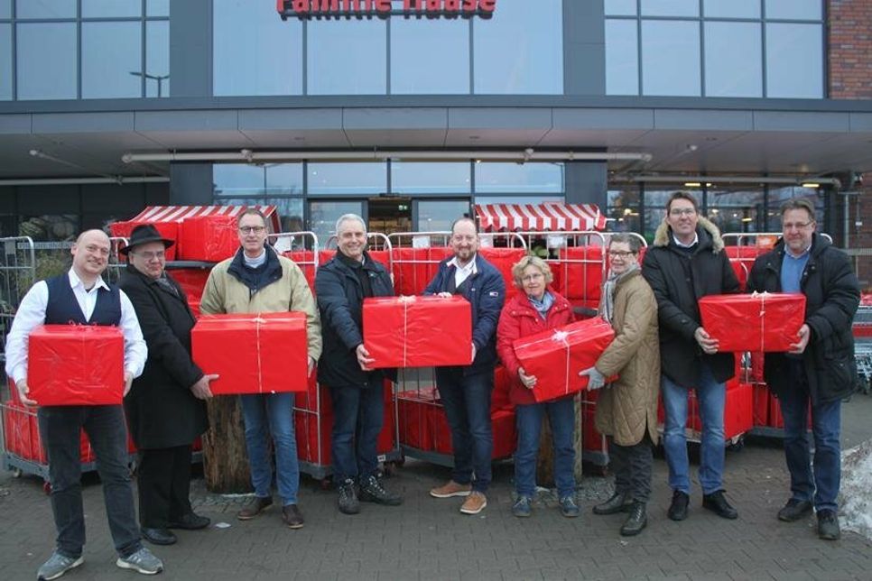 Übergabe der Geschenkpakete mit Tim Ackerl, stellvertretender Marktleiter, Andreas Hasse, Pastor katholische Kirche, Ralf Hübner, Lions-Club Neustadt, Walter Raese, Küster Stadtkirche Neustadt, Benjamin Haase, Inhaber Rewe Haase, Mechtild Piechulla, 1. Vorsitzende Kinderschutzbund Ostholstein, Ulrike Kohlmorgen, 2. Vorsitzende Kinderschutzbund Ostholstein, Harm Hoffmann, Lions-Club Neustadt, Knut Nippe, Pastor evangelische Kirche (v. lks.).