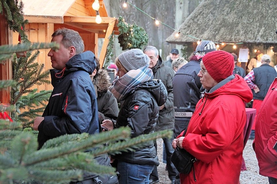 Für Eierpunsch und Quarkbällchen standen die Besucher des Gruber Weihnachtsmarktes Schlange.