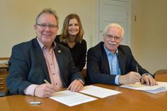 Die Bürgermeister (v. l.) Lars Winter (Plön) und Eberhard Rauch (Bosau) sowie die Leiterin der Tourist Info Großer Plöner See Caroline Backmann freuen sich auf die weitere Zusammenarbeit im Tourismus.