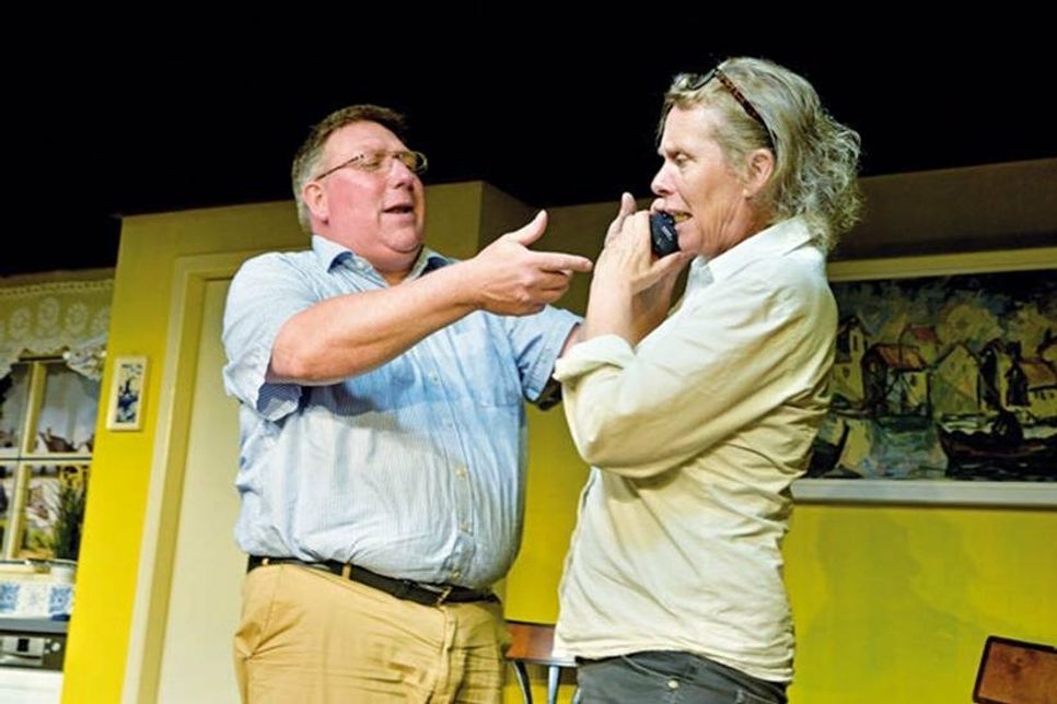 Rudi und Lotte Kellermann, gespielt von Jan Steffen und Birgit Bockmann, sind sich am Frühstückstisch uneins, denn Tochter Bärbel glänzt durch Abwesenheit.
