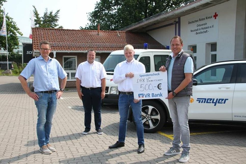 Freuen sich über die Unterstützung: 2. Vorsitzender des DRK-Ortsverbandes Jan Hering, DRK-Bereitschaftsleiter Christian Steffen und stellvertretender Bereitschaftsleiter Rene Körner nahmen die Spende von Marc Herrmann, Geschäftsführer der Meyer Haustechnik GmbH, entgegen.