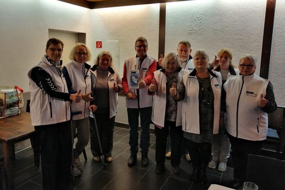 Der Vorstand des Ortsverbands VdK Oldenburg/Holstein: Thekla Stöppler, Kassenprüferin; Claudia Schöler, Schriftführerin; Christa Holcher, Frauenvertreterin; Christian Stöppler, 1. Vorsitzender; Ingeburg Groß, Beisitzerin; Karl-Heinz Schröter, stellvertretender Vorsitzender; Elke Andresen, Beisitzerin; Kerstin Grabenhof, Kassenprüferin; Gabriele Sporys, Kassenverwalterin (v. lks.).