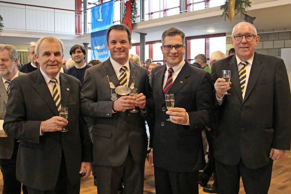 Bürgervorsteher Jochen Sachau, Bürgermeister Mark Burmeister und die Betriebsleiter vom Tourismus-Service Olaf Dose-Miekley und Karl-Heinz Stein (v. lks.) stießen im Klosterkrug mit vielen Gästen auf das neue Jahr an.