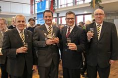 Bürgervorsteher Jochen Sachau, Bürgermeister Mark Burmeister und die Betriebsleiter vom Tourismus-Service Olaf Dose-Miekley und Karl-Heinz Stein (v. lks.) stießen im Klosterkrug mit vielen Gästen auf das neue Jahr an.