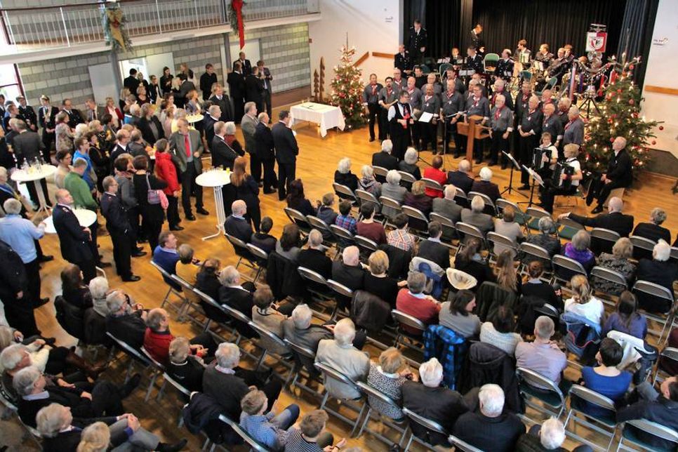 Die zahlreichen Gäste wurden vom Feuerwehrmusikzug und dem Männergesangsverein Konkordia musikalisch bestens unterhalten.