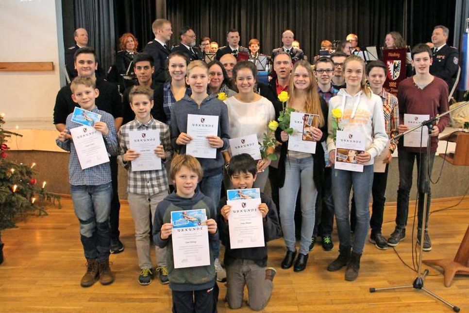 22 Jugendliche und Erwachsene vom TSV und Karate-Dojo Nippon Grömitz wurden für ihre sportlichen Leistungen geehrt.