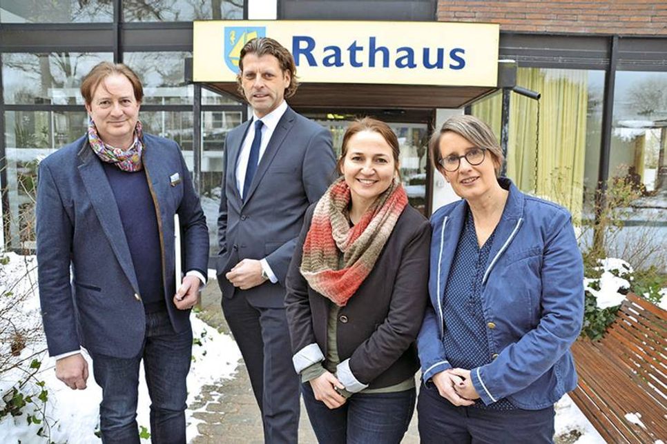 Kerstin Hartz (rechts),Wahlleiterin für die Bürgermeisterwahl in Timmendorfer Strand, nach der offiziellen Bekanntgabe mit den Kandidaten Hatice Kara (Amtsinhaberin), Robert Wagner und Dieter W. Metz (links) vor dem Rathaus. Kandidat Sven Markus Kockel war leider nicht anwesend. (Foto: René Kleinschmidt)