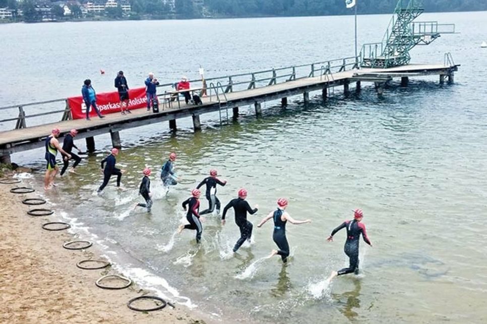 Start in Gruppen zur Schwimmrunde um die Dieksee-Insel Gremswarder.