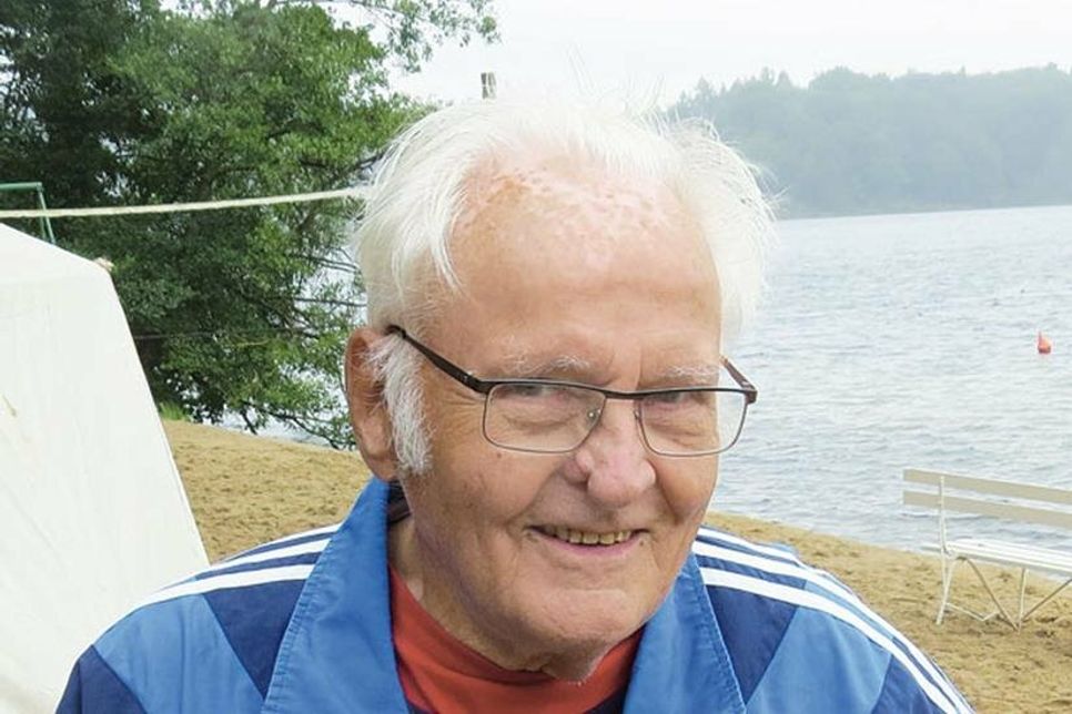 Der 85jährige Norbert Kügler ist seit Gründung der DLRG Malente (1949) dabei und ihr ältestes Mitglied.