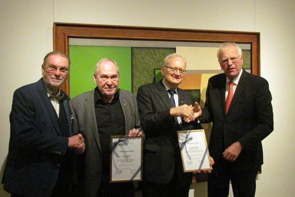Kreispräsident Harald Werner (lks.) und Landrat Reinhard Sager (re.) gratulieren den Preisträgern Norbert Kahl (2. v. lks.) und Jürgen Gradert.