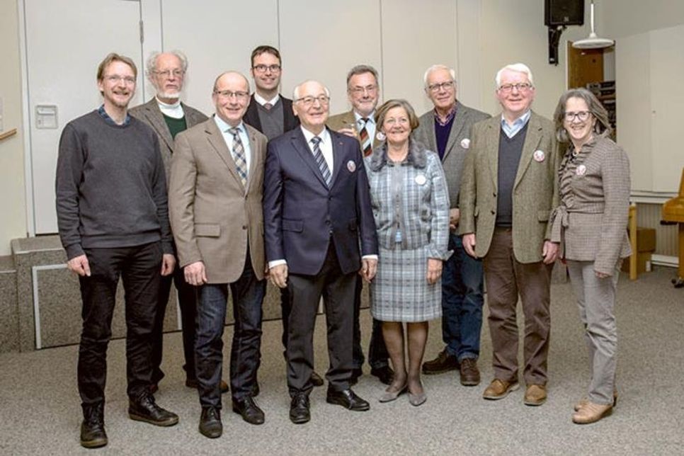 Die Vorstandsmitglieder des Orgelbauvereins mit Bürgermeister Voigt und Pastor Gruben.