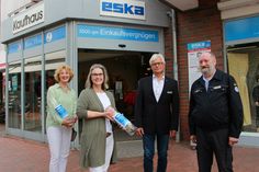 Sabine Niemann und Kirsten Köhn vom eska-Kaufhaus mit Bernd Meckelmann von der THW-Helferverenigung und Heinrich Tenkhoff (v. lks.) vom THW-Ortsverein Neustadt.