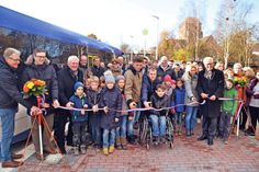 Feierliche Einweihung: Mit goldenen Scheren schnitten Bürgermeister Volker Owerien und Schulleiter Peter Schultalbers mit Schülern der Grund- und Gemeinschaftsschule Pönitz das obligatorische Band durch. (Foto: René Kleinschmidt)