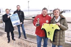 Udo Brechtel, stv. Vorsitzender des NTSV, und Sabine Bremeyer (mit neuem Lauftrikot) vom Orga-Team, freuen sich mit Olaf Nelle (li., Sparkasse) und Jörg Braun (innogy) auf den Ostseelauf am kommenden Sonntag. (Foto: René Kleinschmidt)