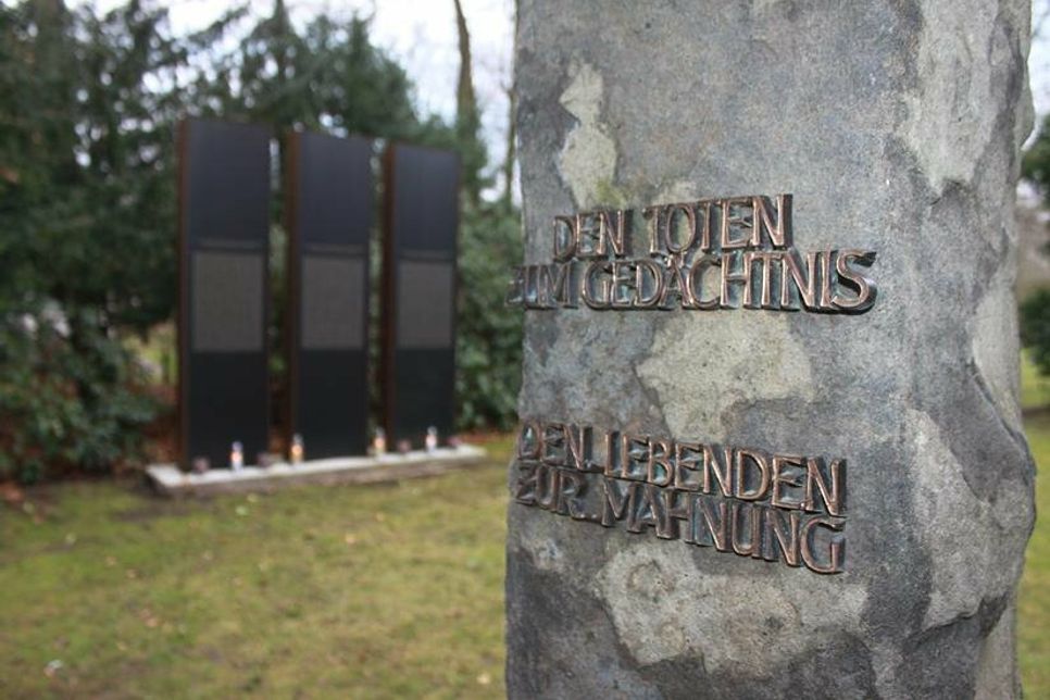 Gedenkstein mit Blick auf die drei Stelen mit den Namen der Opfer.