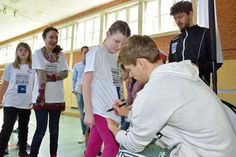 Autogrammstunde mit THW Profi-Handballer Rune Dahmke mit der Klasse 4b in Lütjenburg.  Fotos: Schneider